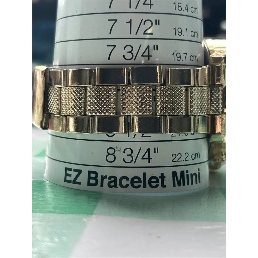 Zhowe designed features men
